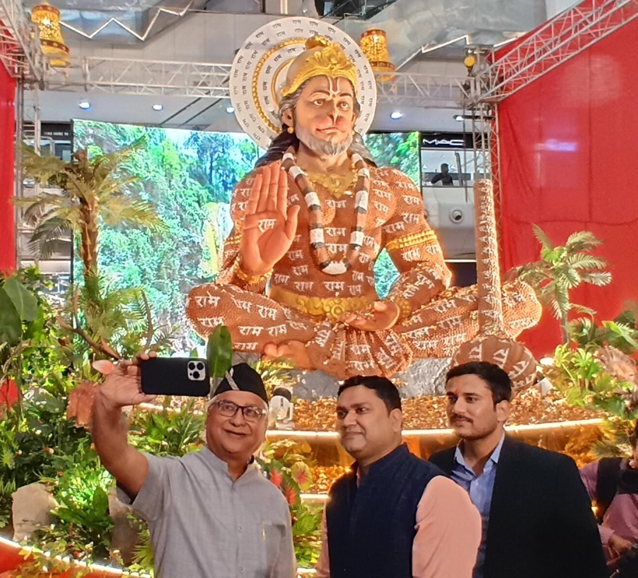 गोमतीनगर स्थित मॉल में विधायक डॉ. नीरज बोरा ने भगवान हनुमान की प्रतिमा का किया अनावरण। 