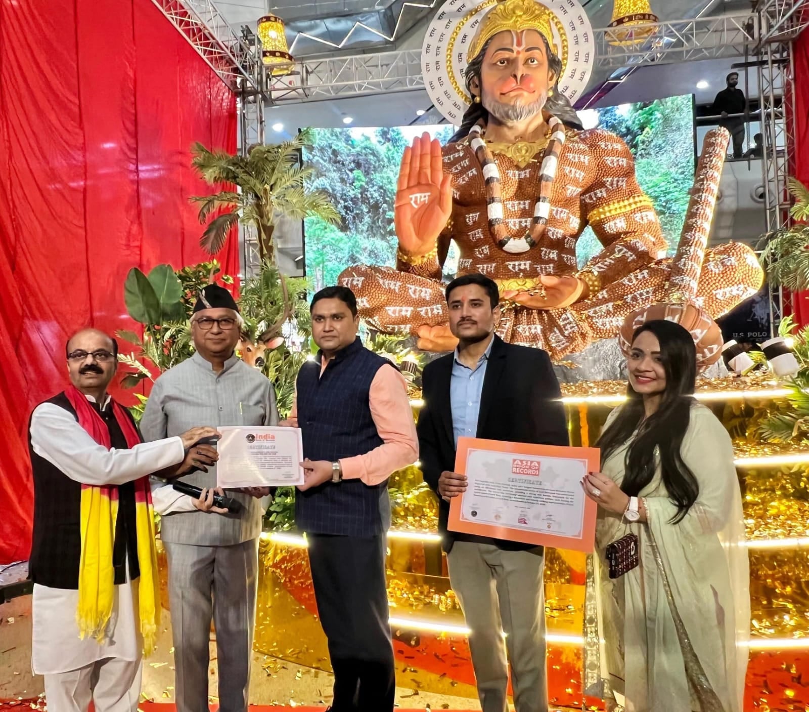 गोमतीनगर स्थित मॉल में विधायक डॉ. नीरज बोरा ने भगवान हनुमान की प्रतिमा का किया अनावरण। 