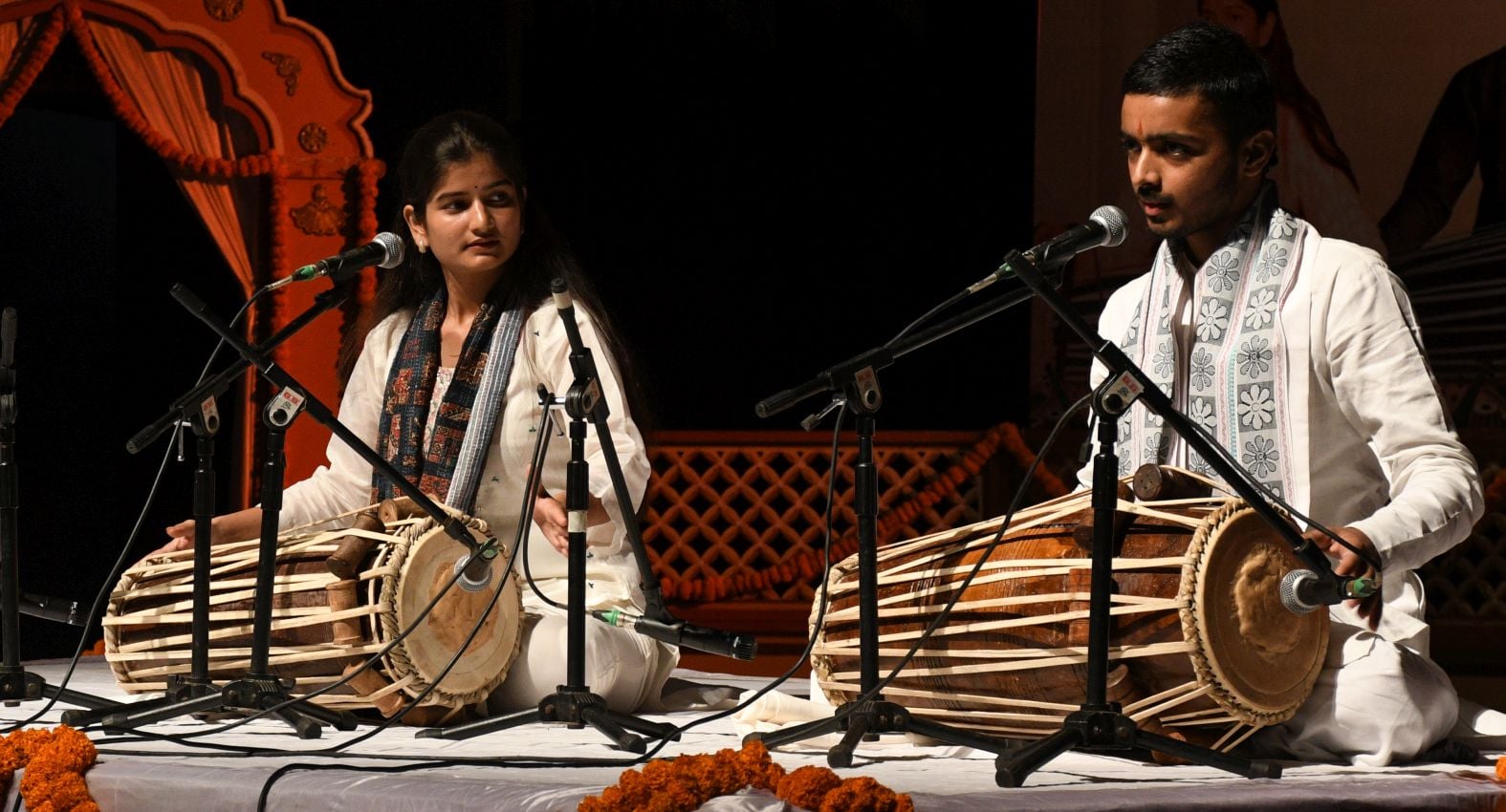 गोमतीनगर स्थित संगीत नाटक अकादमी में घराना संगीत समारोह में प्रस्तुति देते कलाकार।