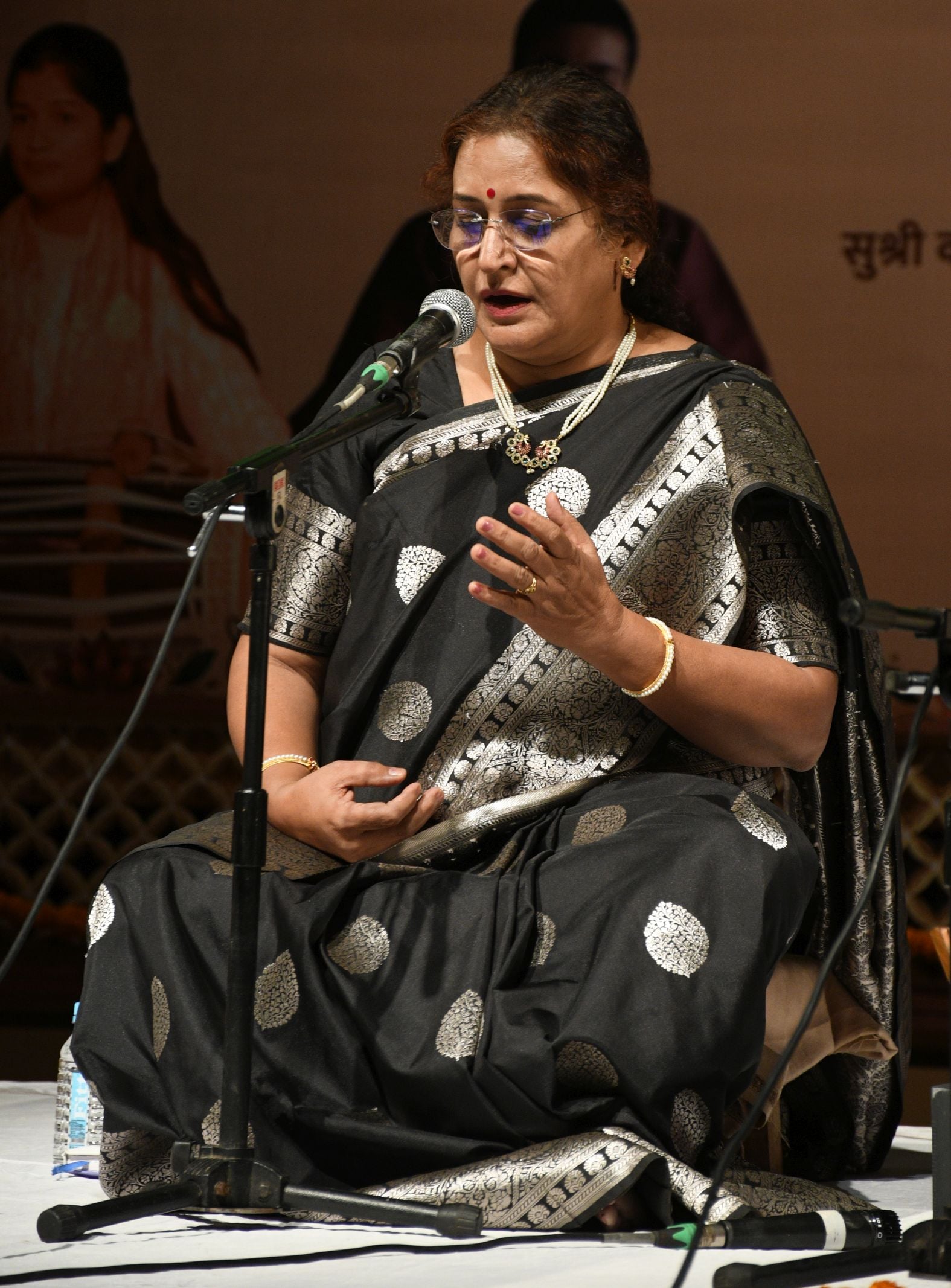 गोमतीनगर स्थित संगीत नाटक अकादमी में घराना संगीत समारोह में प्रस्तुति देते कलाकार।