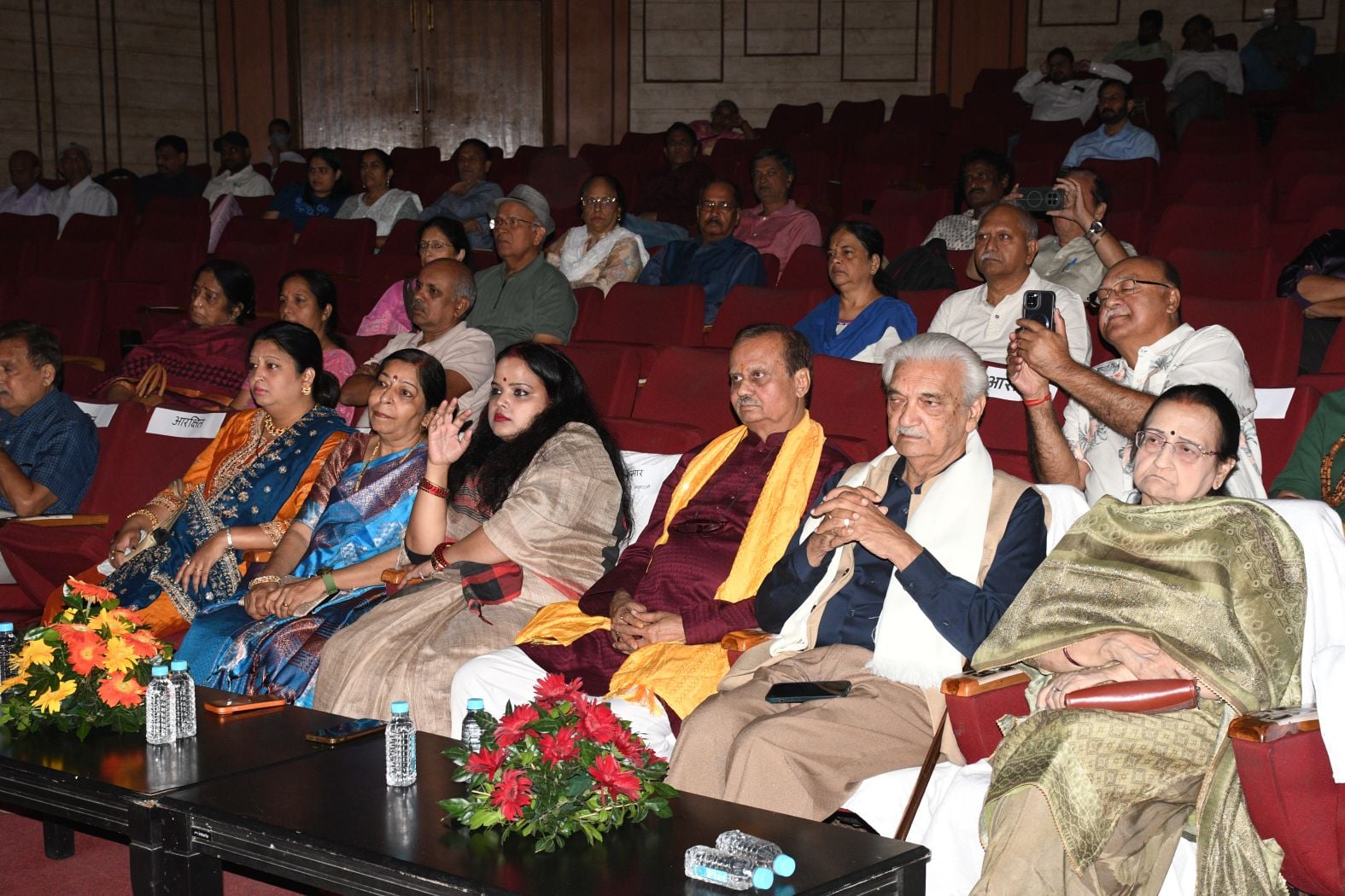 गोमतीनगर स्थित संगीत नाटक अकादमी में घराना संगीत समारोह में प्रस्तुति देते कलाकार।