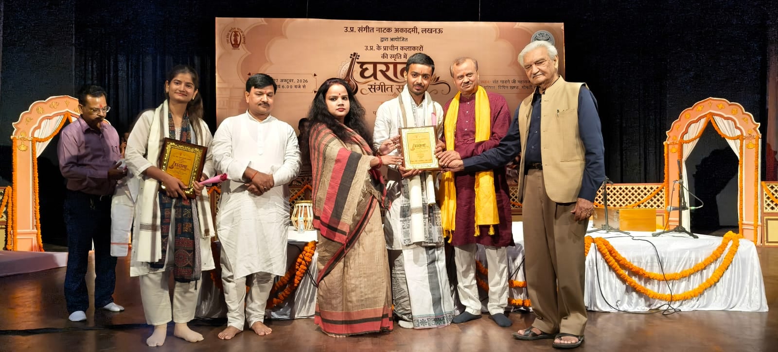गोमतीनगर स्थित संगीत नाटक अकादमी में घराना संगीत समारोह में प्रस्तुति देते कलाकार।