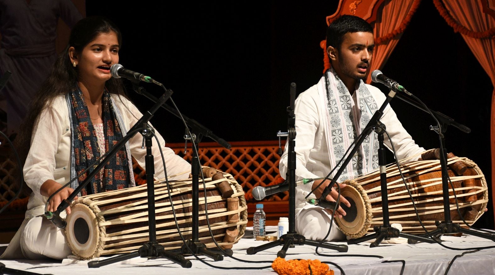 गोमतीनगर स्थित संगीत नाटक अकादमी में घराना संगीत समारोह में प्रस्तुति देते कलाकार।
