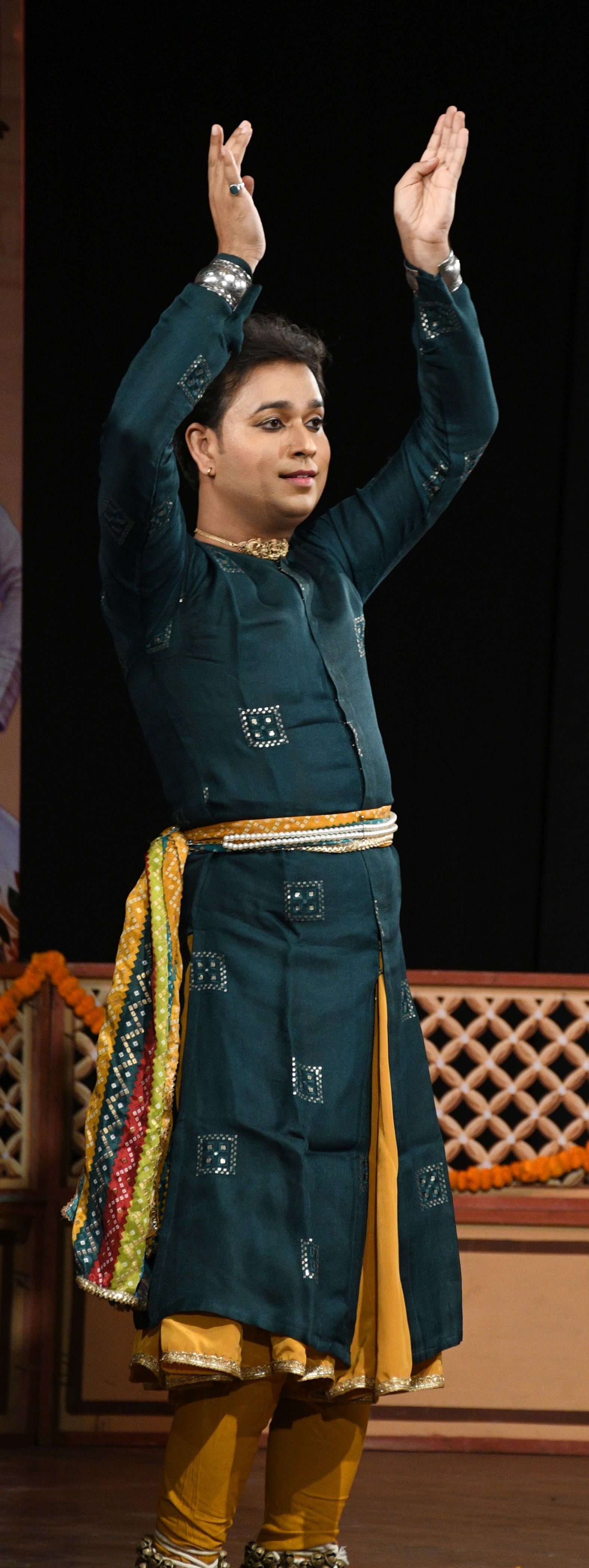 गोमतीनगर स्थित संगीत नाटक अकादमी में घराना संगीत समारोह में प्रस्तुति देते कलाकार।