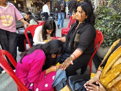 हमीरपुर बाजार में करवा चौथ पर्व पर सरगी की खरीदारी करती महिलाएं। संवाद हमीरपुर बाजार में करवा चौथ पर्व पर सरगी की खरीदारी करती महिलाएं। संवाद
