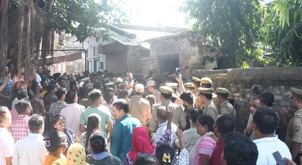 हत्या के आरोपी के घर में घुसे लोगों को निकालती पुलिस। हत्या के आरोपी के घर में घुसे लोगों को निकालती पुलिस।
