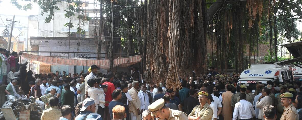 हत्या के आरोपी के घर में घुसे लोगों को निकालती पुलिस। हत्या के आरोपी के घर में घुसे लोगों को निकालती पुलिस।