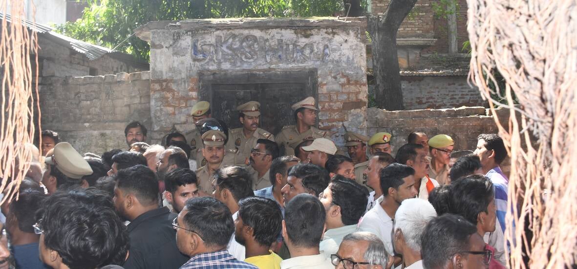 हत्या के आरोपी के घर में घुसे लोगों को निकालती पुलिस। हत्या के आरोपी के घर में घुसे लोगों को निकालती पुलिस।