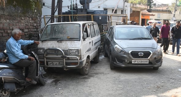 हत्या के आरोपी के घर में घुसे लोगों को निकालती पुलिस। हत्या के आरोपी के घर में घुसे लोगों को निकालती पुलिस।