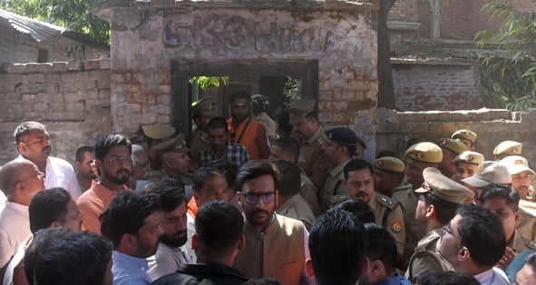 हत्या के आरोपी के घर में घुसे लोगों को निकालती पुलिस। हत्या के आरोपी के घर में घुसे लोगों को निकालती पुलिस।