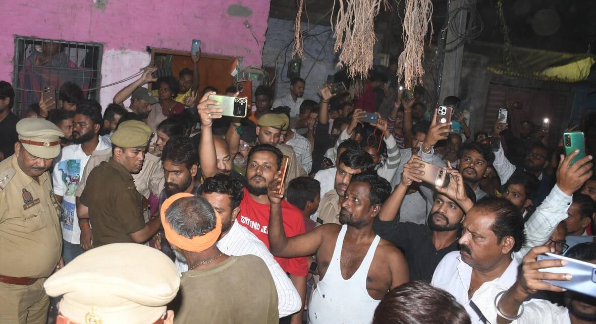 हत्या के आरोपी का मकान सील कर अवैध निर्माण ढहाया गया। हत्या के आरोपी का मकान सील कर अवैध निर्माण ढहाया गया।