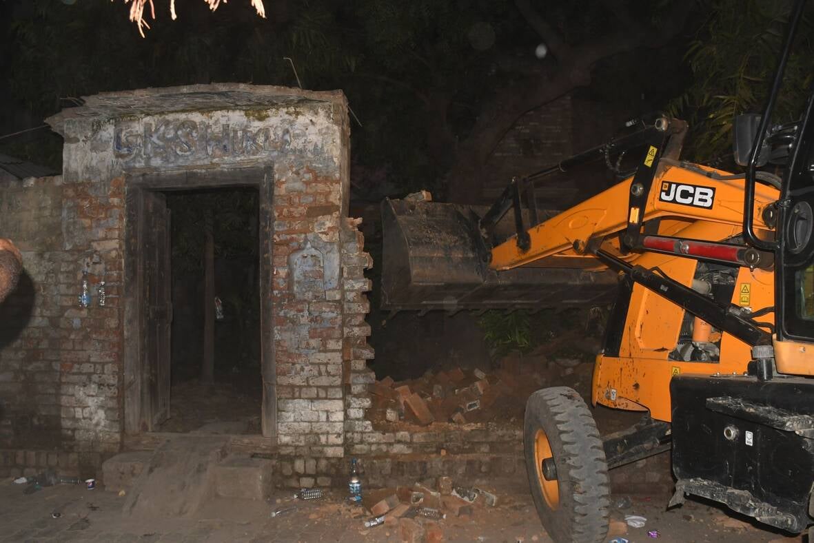 हत्या के आरोपी का मकान सील कर अवैध निर्माण ढहाया गया। हत्या के आरोपी का मकान सील कर अवैध निर्माण ढहाया गया।