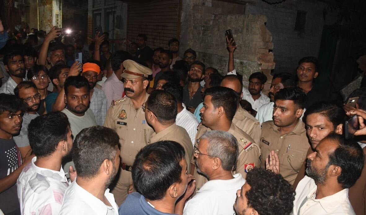 हत्या के आरोपी का मकान सील कर अवैध निर्माण ढहाया गया। हत्या के आरोपी का मकान सील कर अवैध निर्माण ढहाया गया।