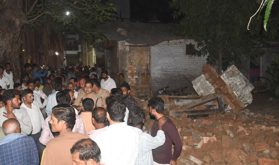 हत्या के आरोपी का मकान सील कर अवैध निर्माण ढहाया गया। हत्या के आरोपी का मकान सील कर अवैध निर्माण ढहाया गया।