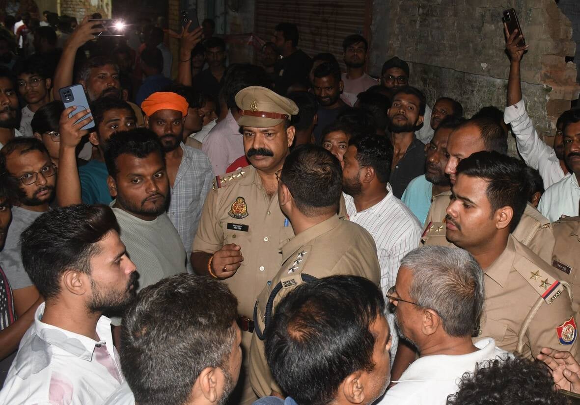 हत्या के आरोपी का मकान सील कर अवैध निर्माण ढहाया गया। हत्या के आरोपी का मकान सील कर अवैध निर्माण ढहाया गया।