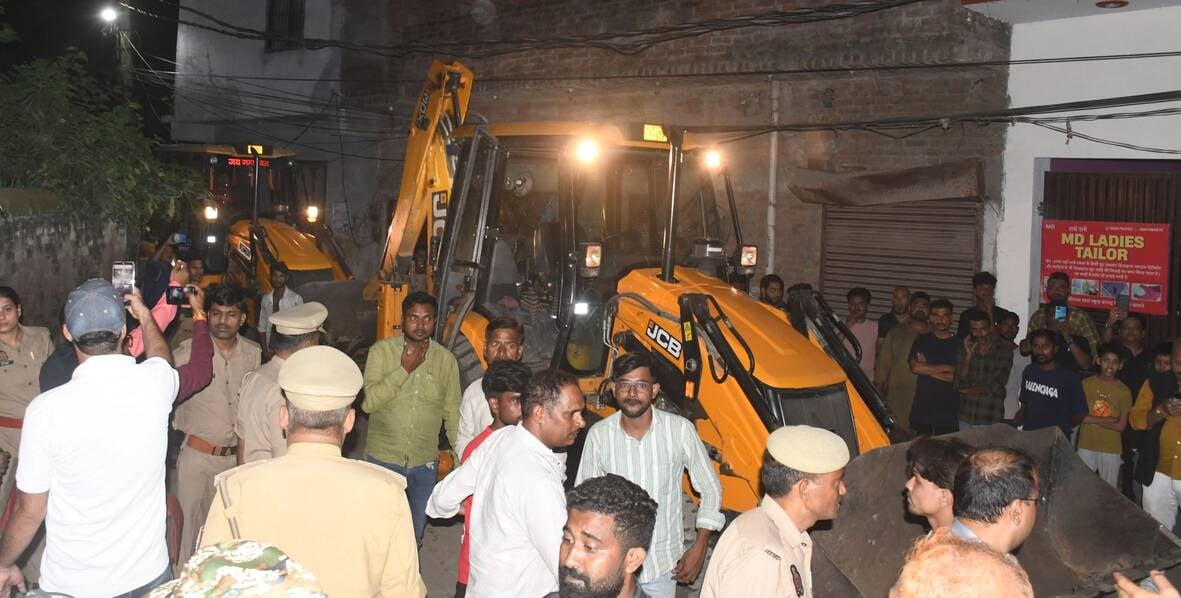 हत्या के आरोपी का मकान सील कर अवैध निर्माण ढहाया गया। हत्या के आरोपी का मकान सील कर अवैध निर्माण ढहाया गया।