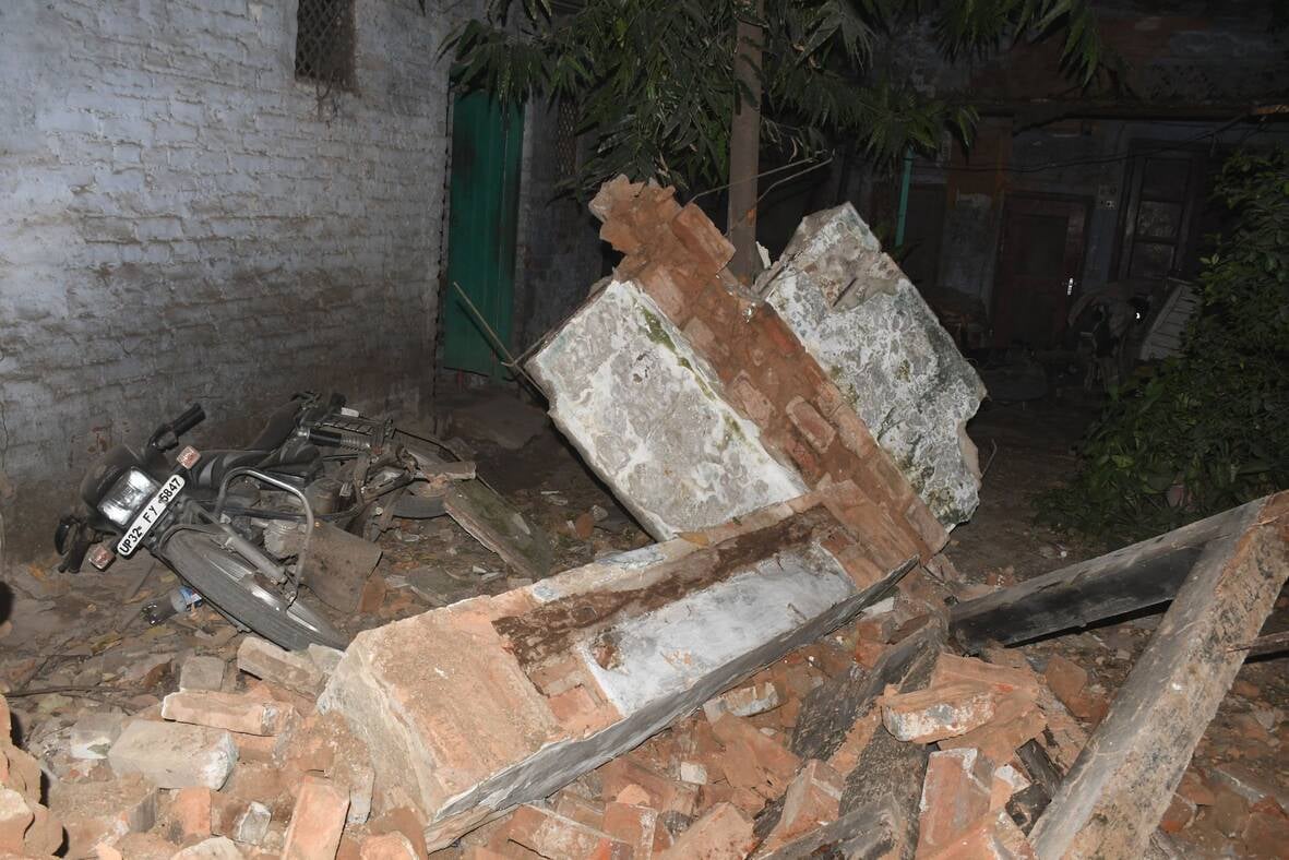 हत्या के आरोपी का मकान सील कर अवैध निर्माण ढहाया गया। हत्या के आरोपी का मकान सील कर अवैध निर्माण ढहाया गया।