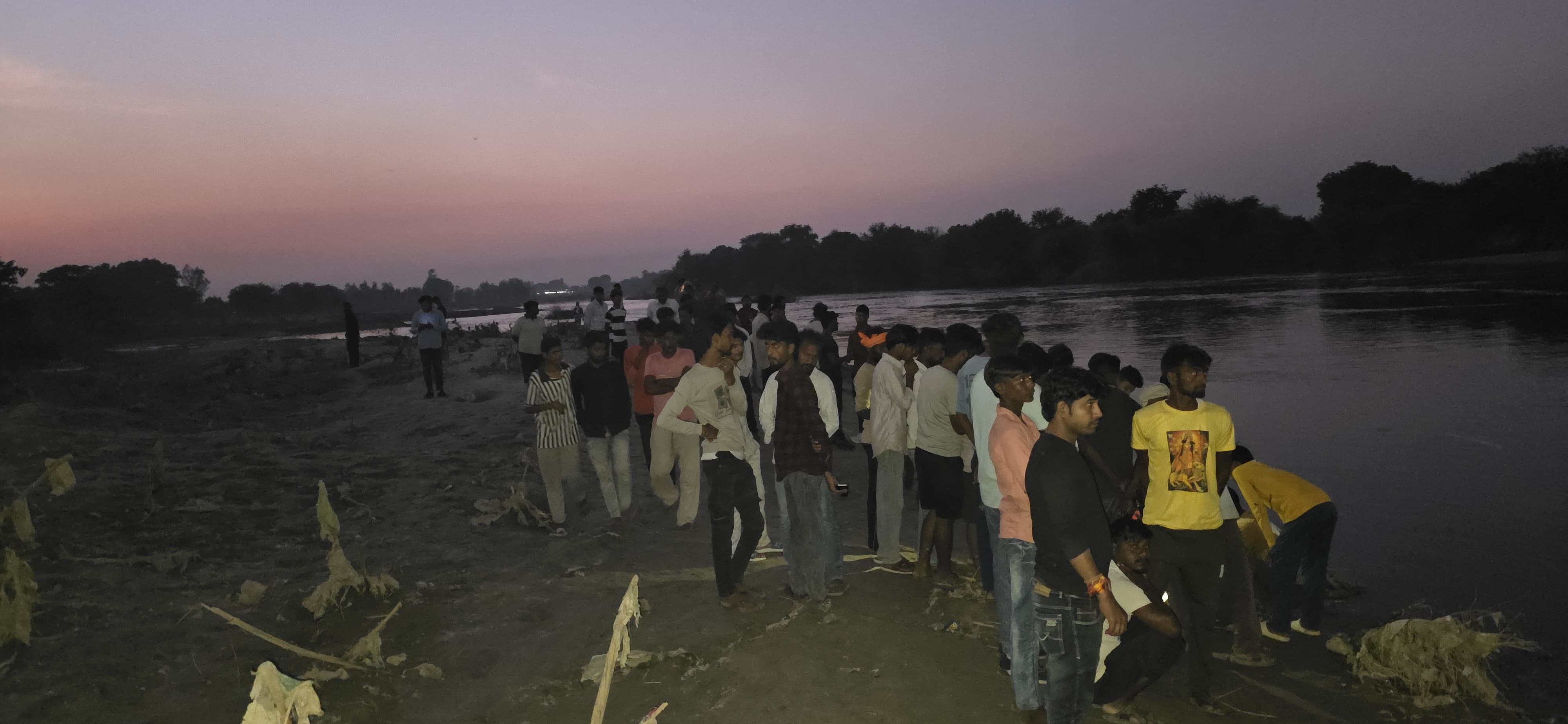 हादसे के बाद मौके पर जुटी भीड़।  