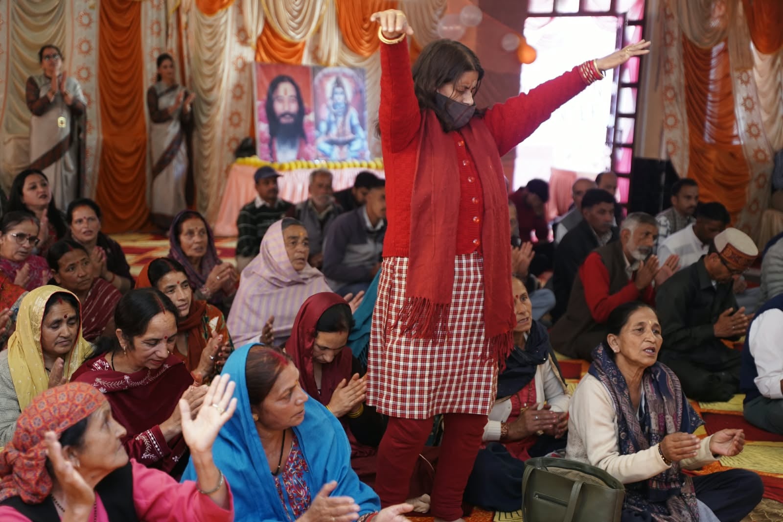 कंडाघाट नई धर्मशाला में शिव कथा श्रवण करते भक्तजन। स्त्रोत:आयोजक कंडाघाट नई धर्मशाला में शिव कथा श्रवण करते भक्तजन। स्त्रोत:आयोजक