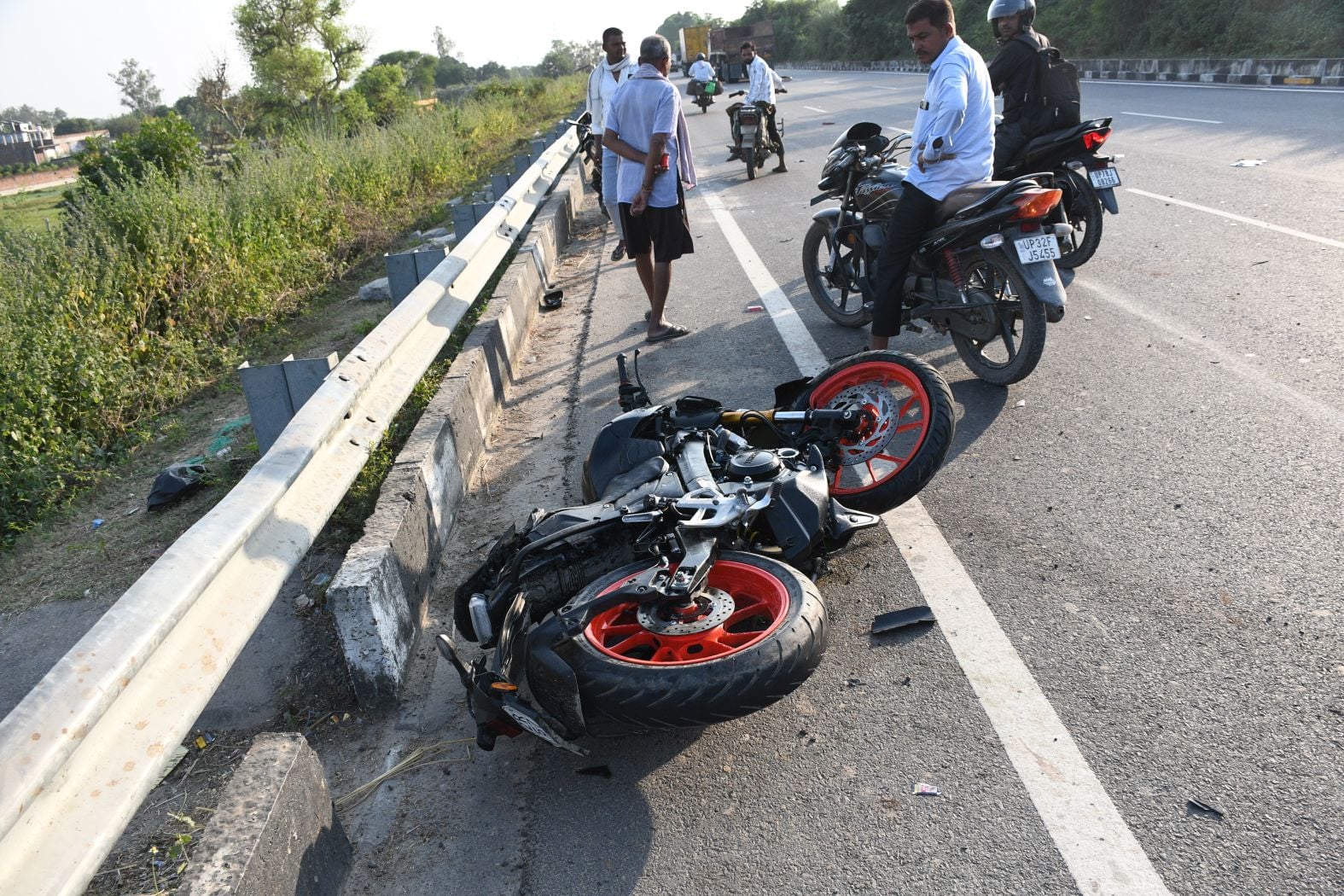 कार की टक्कर से बाइक सवार युवक की मौत, दो दोस्त घायल कार की टक्कर से बाइक सवार युवक की मौत, दो दोस्त घायल