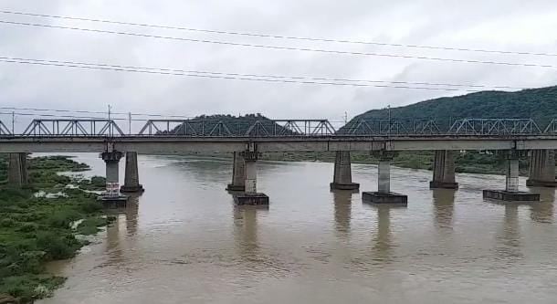 कोरबा में चक्रवात ‘अर्नब’’ का असर,सुबह से रिमझिम बारिश,काली घटा छाई, रेनकोट और छाता सहारा