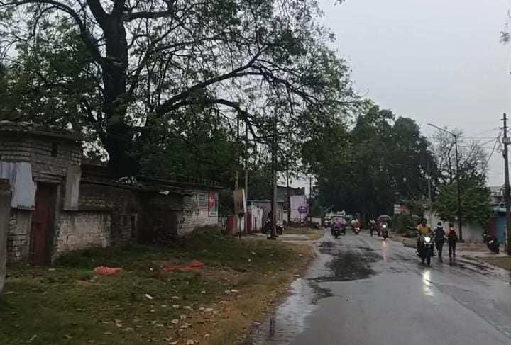 कोरबा में चक्रवात ‘अर्नब’’ का असर,सुबह से रिमझिम बारिश,काली घटा छाई, रेनकोट और छाता सहारा
