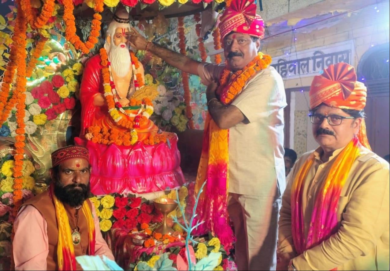 कैराना में वाल्मीकि जयंती पर निकाली गई शोभायात्रा में सुंदर झांकी-संवाद