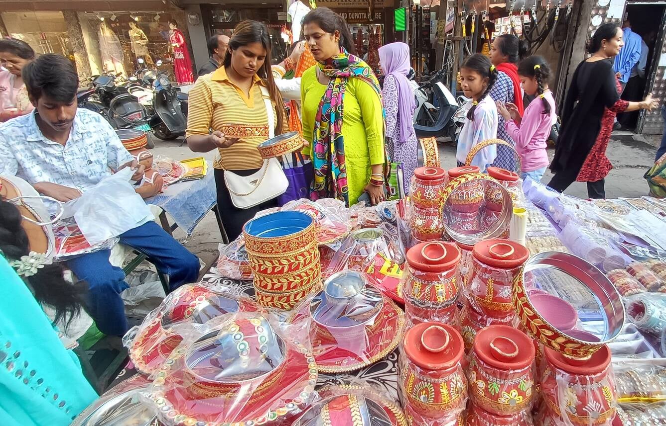 करवा चौथ के त्योहार को लेकर चूडिय़ों की खरीदारी करती महिलाएं। संवाद