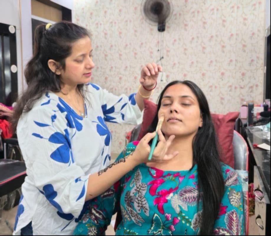 करवा चाैथ की तैयारी करतीं महिलाएं। संवाद करवा चाैथ की तैयारी करतीं महिलाएं। संवाद