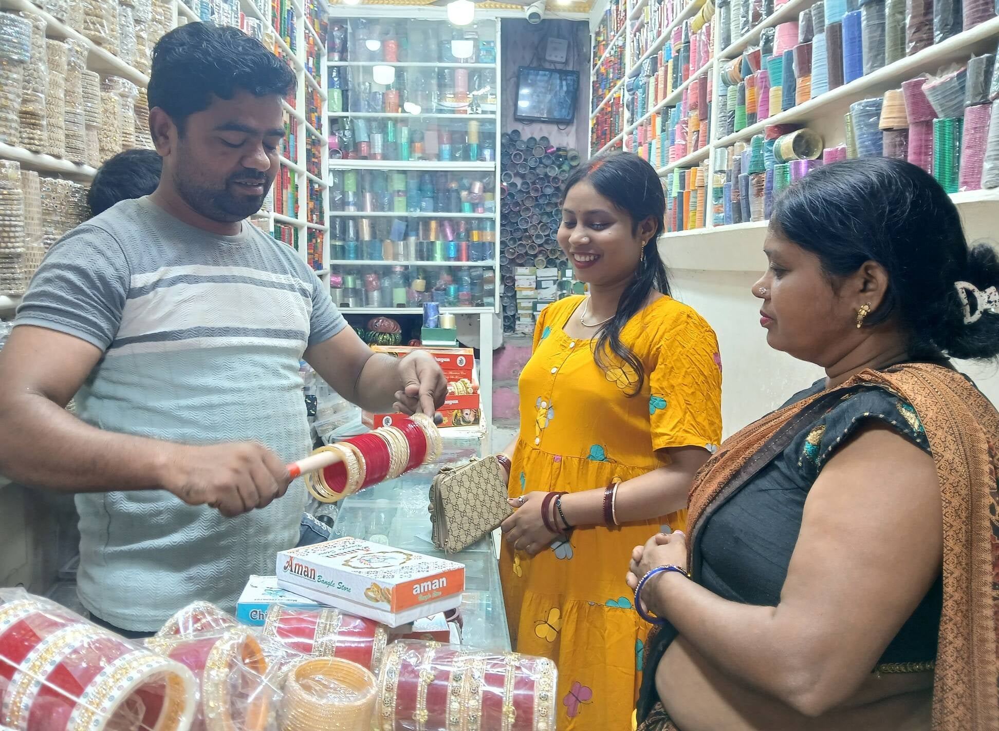 करवा चाैथ की तैयारी करतीं महिलाएं। संवाद करवा चाैथ की तैयारी करतीं महिलाएं। संवाद