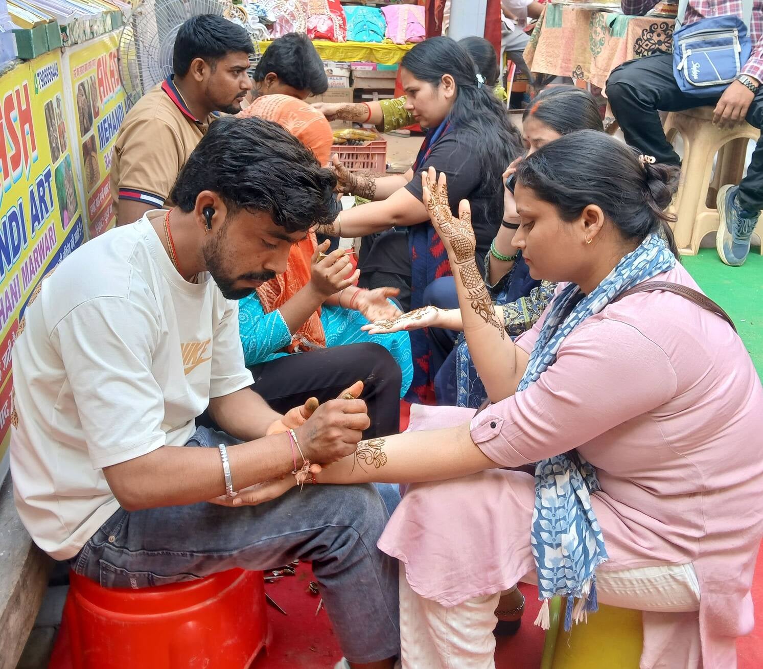 करवा चाैथ की तैयारी करतीं महिलाएं। संवाद करवा चाैथ की तैयारी करतीं महिलाएं। संवाद