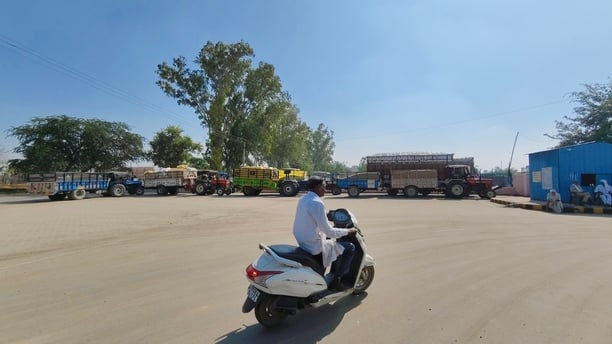 कैथल की अतिरिक्त मंडी के बाहर लगी ट्रैक्टर-ट्राली की लाइन। संवाद कैथल की अतिरिक्त मंडी के बाहर लगी ट्रैक्टर-ट्राली की लाइन। संवाद