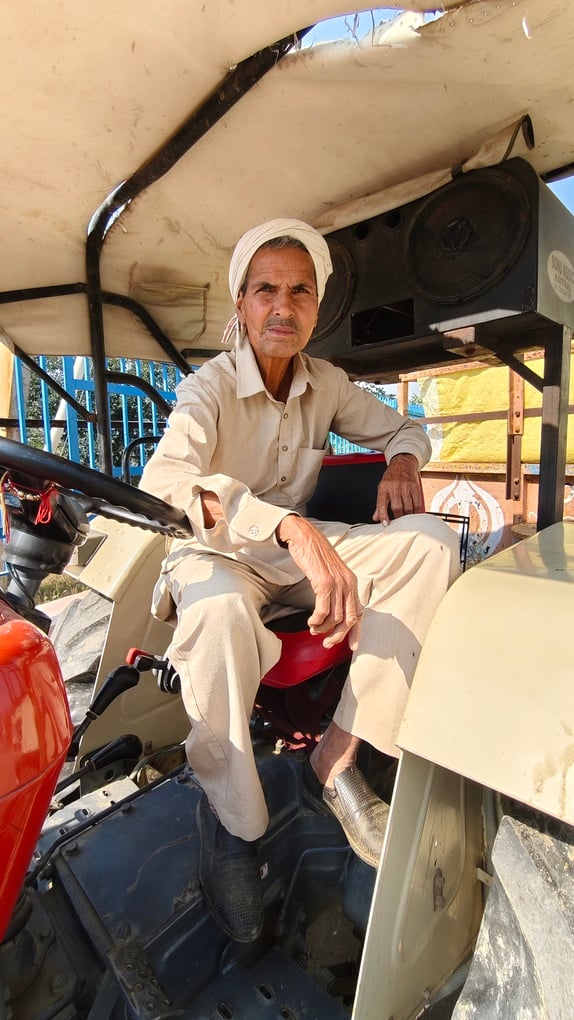 कैथल की अतिरिक्त मंडी के बाहर लगी ट्रैक्टर-ट्राली की लाइन। संवाद कैथल की अतिरिक्त मंडी के बाहर लगी ट्रैक्टर-ट्राली की लाइन। संवाद