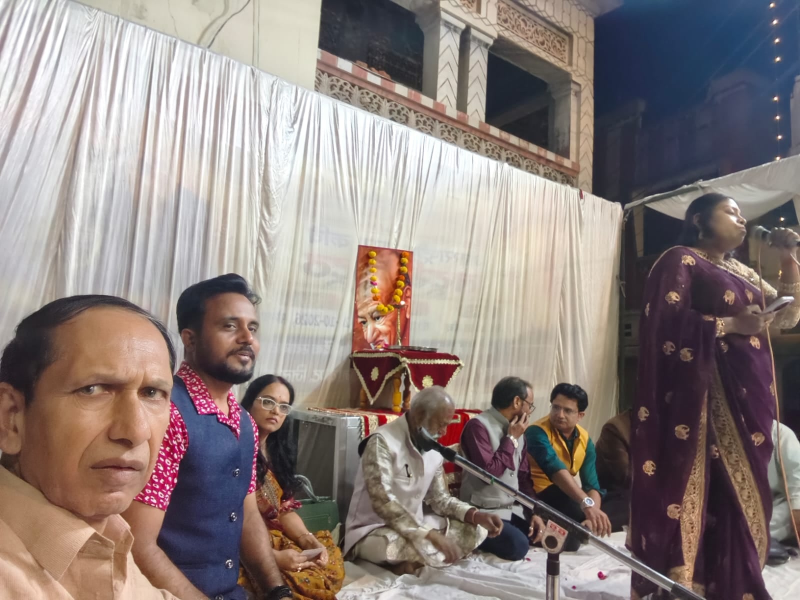 कवि सम्मेलन में प्रस्तुतियां प्रस्तुत करते कवि | कवि सम्मेलन में प्रस्तुतियां प्रस्तुत करते कवि |