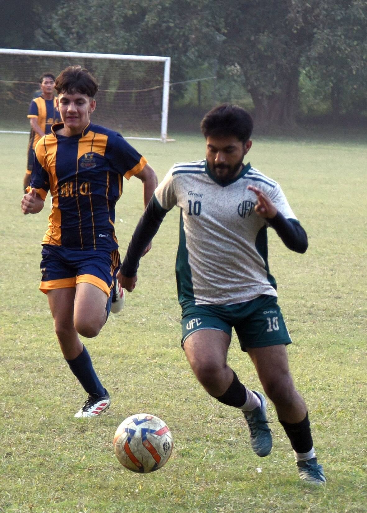 ला मार्टिनियर बेकर्स ग्राउंड में जिला फुटबॉल एसोसिएशन की ओर से आयोजित 12वीं जिला फुटबॉल लीग में