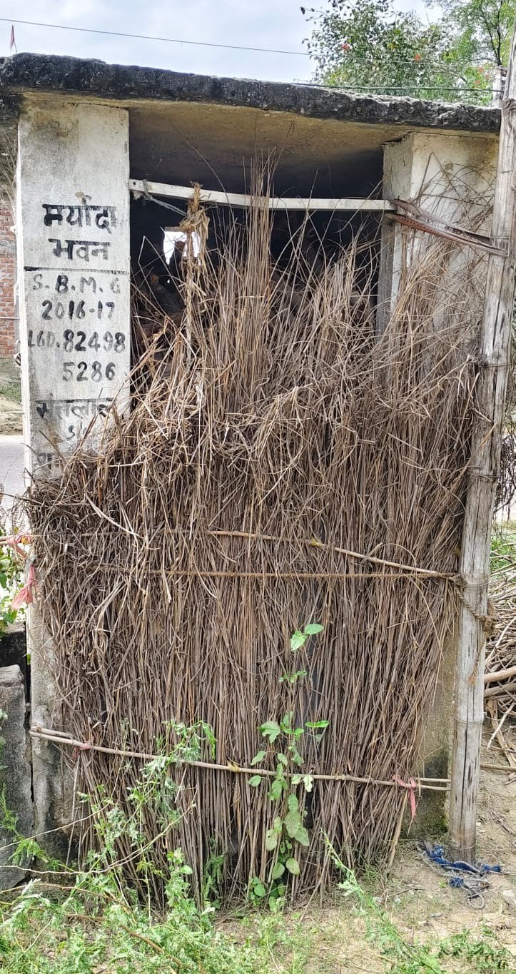 लालगंज विकासखंड के जगन्नाथपुर गांव में जर्जर शौचालय। संवाद लालगंज विकासखंड के जगन्नाथपुर गांव में जर्जर शौचालय। संवाद