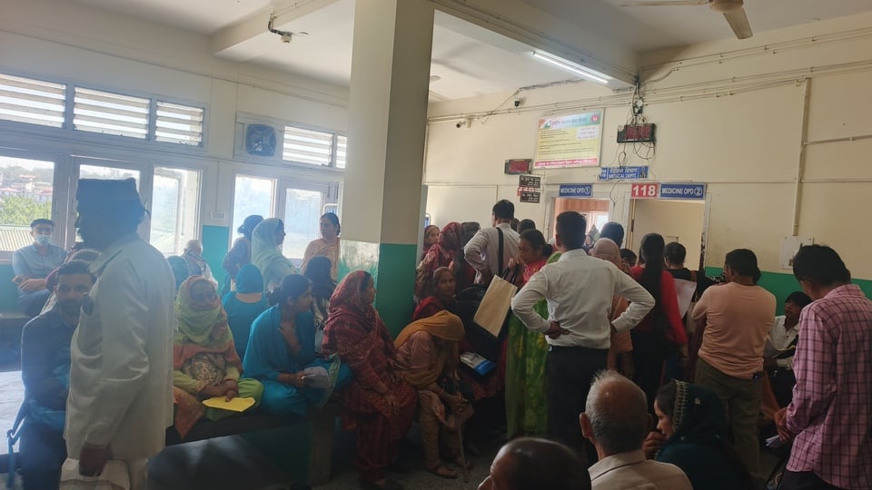 मेडिकल कॉलेज हमीरपुर में फर्श पर बैठी महिला मरीज। संवाद