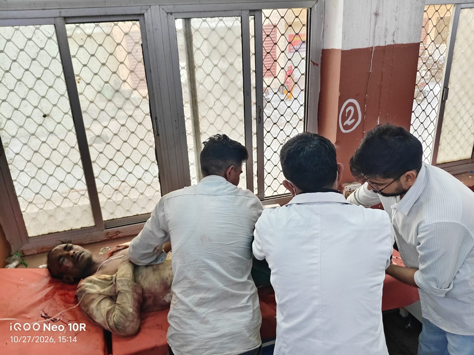मेडिकल कॉलेज के अस्पताल में भर्ती घायल बिंदेश्वरी। संवाद मेडिकल कॉलेज के अस्पताल में भर्ती घायल बिंदेश्वरी। संवाद