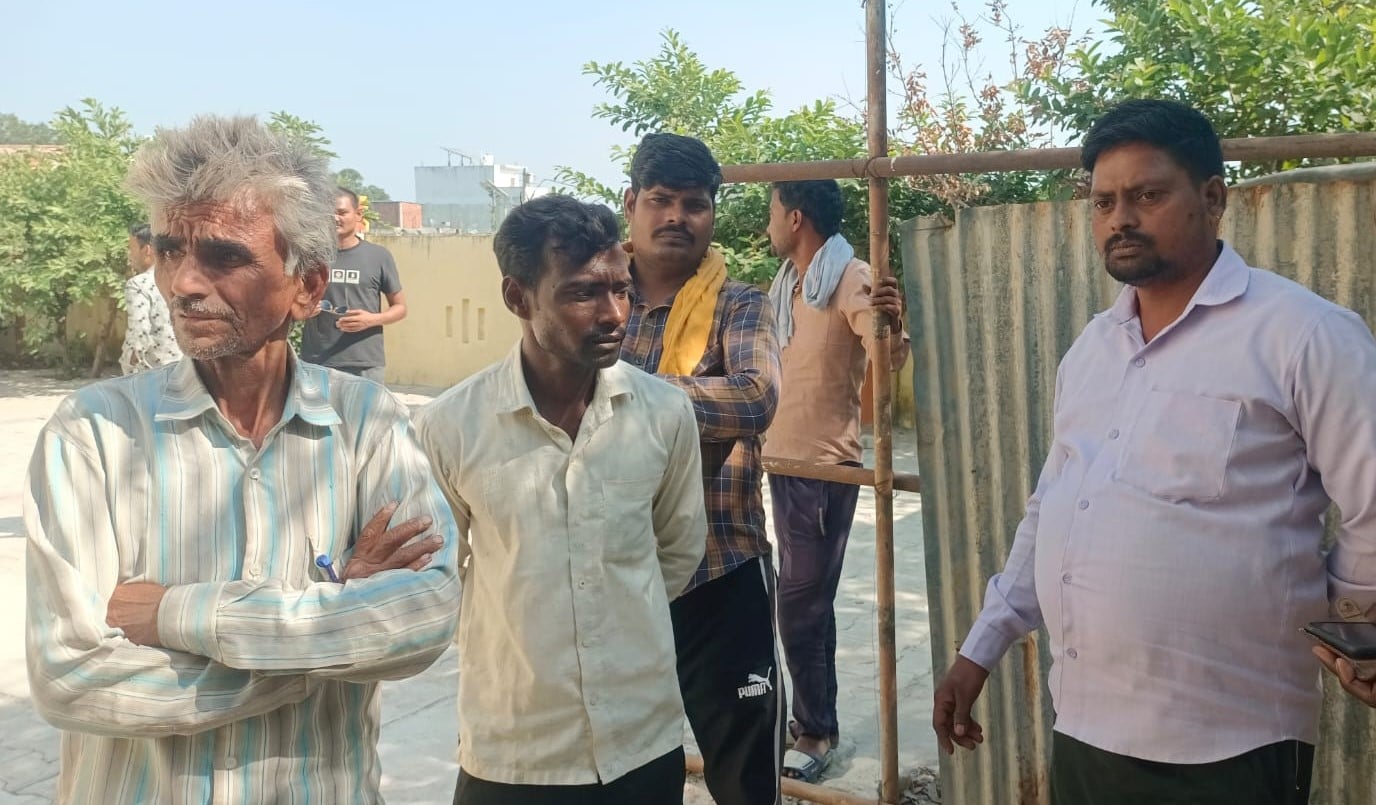 मिर्जापुर में आर्यन की मौत के बाद रोती-बिलखतीं उसकी मां और दादी। संवाद मिर्जापुर में आर्यन की मौत के बाद रोती-बिलखतीं उसकी मां और दादी। संवाद
