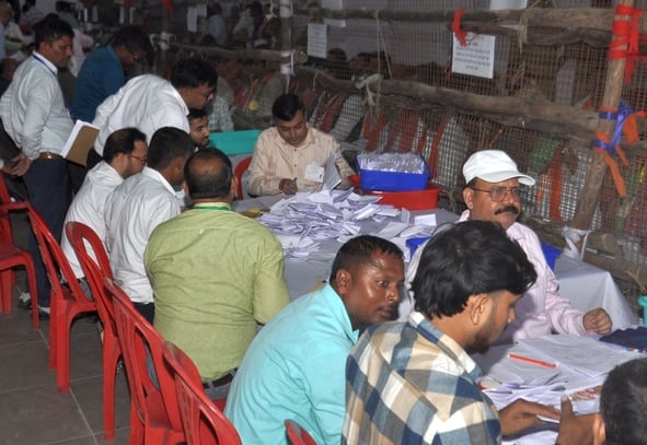 मतगणना में लगे कर्मी। मतगणना में लगे कर्मी।