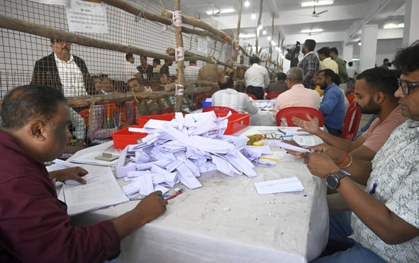मतगणना में लगे कर्मी। मतगणना में लगे कर्मी।