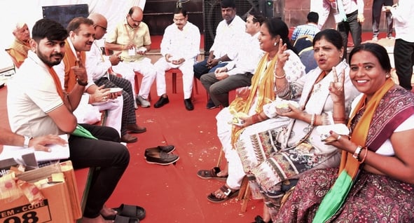 मतगणना में लगे कर्मी। मतगणना में लगे कर्मी।