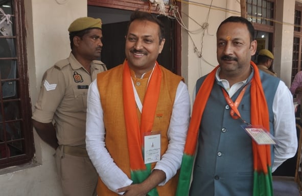 मतगणना में लगे कर्मी। मतगणना में लगे कर्मी।