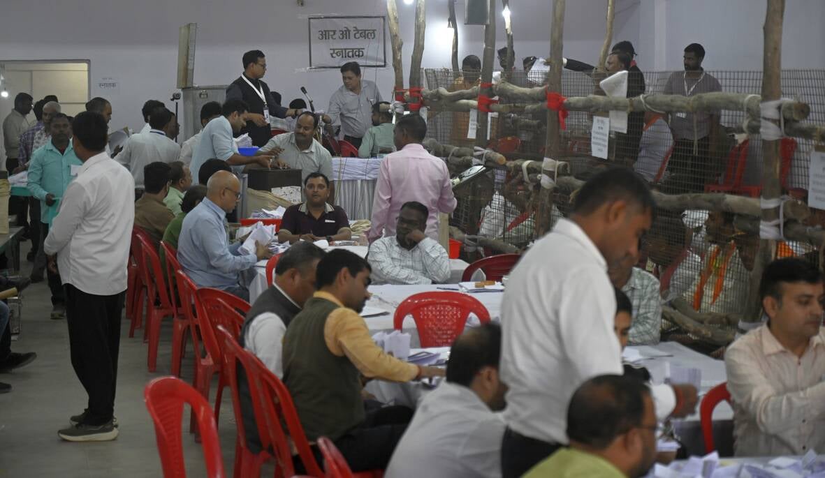 मतगणना में लगे कर्मी। मतगणना में लगे कर्मी।