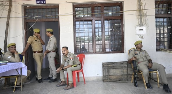 मतगणना में लगे कर्मी। मतगणना में लगे कर्मी।