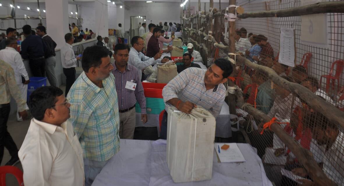 मतगणना में लगे कर्मी। मतगणना में लगे कर्मी।