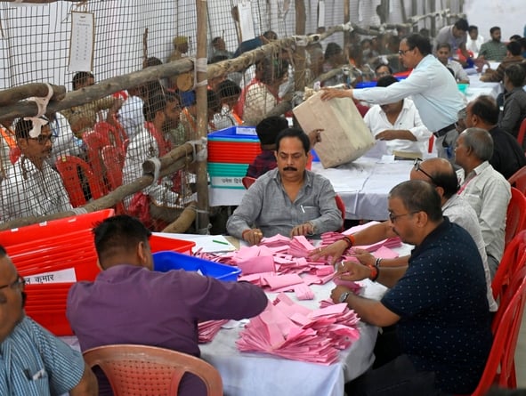 मतगणना में लगे कर्मी। मतगणना में लगे कर्मी।