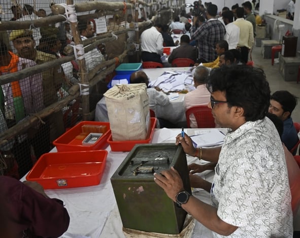 मतगणना में लगे कर्मी। मतगणना में लगे कर्मी।