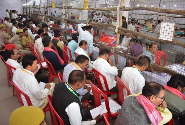 मतगणना में लगे कर्मी। मतगणना में लगे कर्मी।