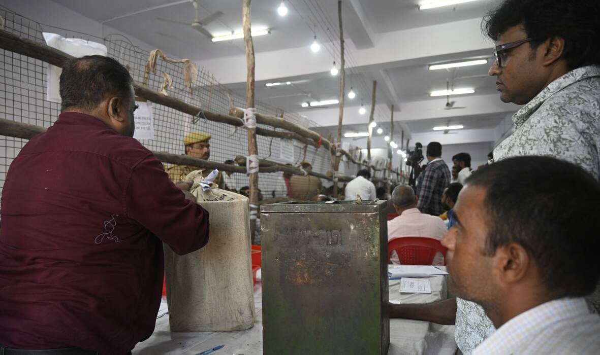 मतगणना में लगे कर्मी। मतगणना में लगे कर्मी।